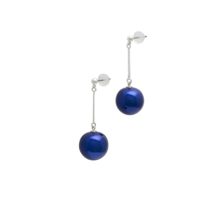 身につける漆 漆のアクセサリー ピアス ブランコ 糖蜜珠 コバルト色 坂本これくしょんの艶やかで美しくとても軽い和木に漆塗りのアクセサリー SAKAMOTO COLLECTION wearable URUSHI earrings Swing type Molasses Jewel Cobalt Blue 発色の良い鮮やかなコバルトブルーがクールな印象、ゆらゆらと美しく揺れる愛らしいチタンポストピアス。 イメージ写真3