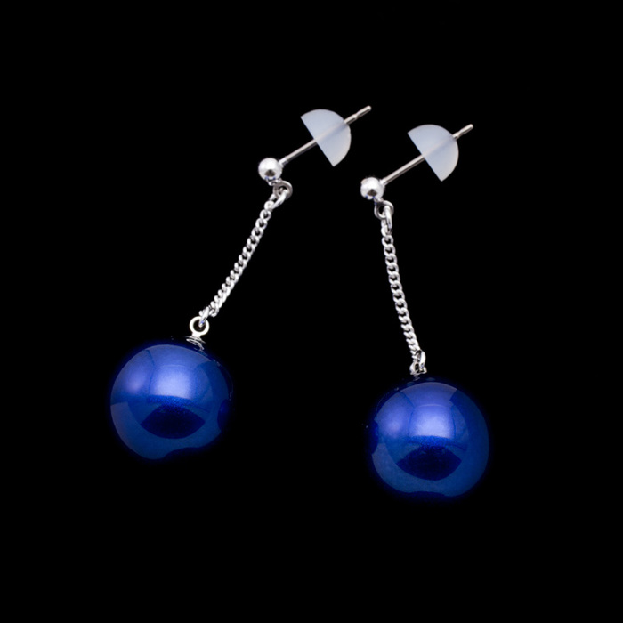 身につける漆 漆のアクセサリー ピアス ブランコ 糖蜜珠 コバルト色 坂本これくしょんの艶やかで美しくとても軽い和木に漆塗りのアクセサリー SAKAMOTO COLLECTION wearable URUSHI earrings Swing type Molasses Jewel Cobalt Blue 発色の良い鮮やかなコバルトブルーがクールな印象、ゆらゆらと美しく揺れる愛らしいチタンポストピアス。  #ピアス #earrings #ブランコ #糖蜜珠 #コバルト色 #コバルトブルー #揺れるピアス #チタンポストピアス #軽いピアス #耳が痛くない #身につける漆 #坂本これくしょん #会津 