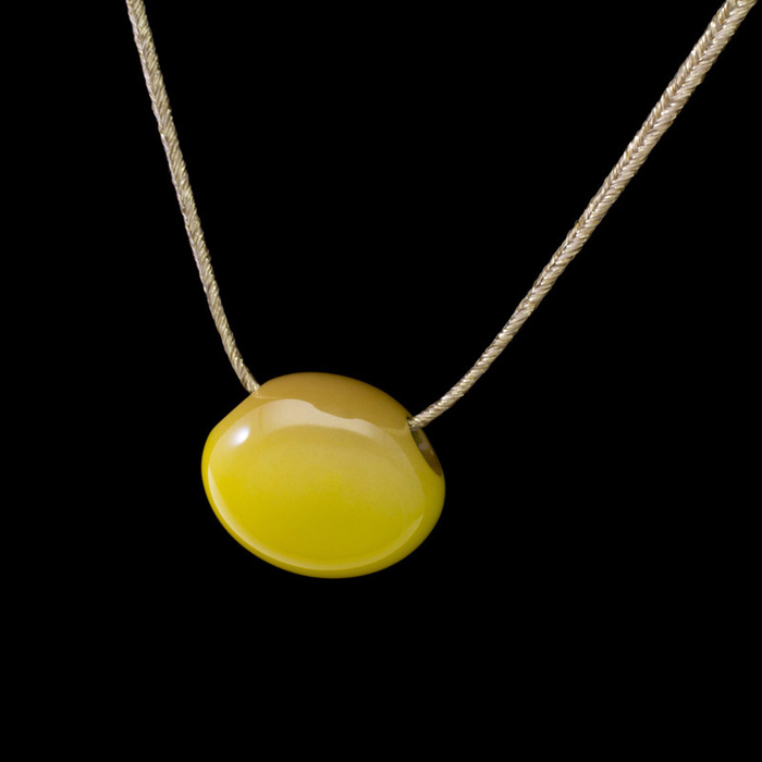 身につける漆 漆のアクセサリー ペンダント あけの実 ひまわり畑の色 坂本これくしょんの艶やかで美しくとても軽い和木に漆塗りのアクセサリー SAKAMOTO COLLECTION wearable URUSHI pendant Akenomi Sunflower Yellow 豊かな大地に咲く太陽のようなイエローが素敵、小さな玉子のような可愛らしい形、上品な輝きラメ入りコードも素敵。 イメージ写真2