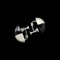 身につける漆 蒔絵のアクセサリー イヤリング 月の雫 半プラチナ箔 黒色 坂本これくしょんの艶やかで美しくとても軽い和木に漆塗りのアクセサリー SAKAMOTO COLLECTION wearable URUSHI earrings Moon Drops Platinum Jet Black 程よいボリューム感と軽さ、漆黒の半分はプラチナ箔蒔絵のシャープなデザインはシックな装いにもぴったり。  #イヤリング #earrings #月の雫 #プラチナ箔 #黒色 #プラチナ箔蒔絵 #蒔絵のイヤリング #軽いイヤリング #耳が痛くない #漆のアクセサリー #身につける漆 #坂本これくしょん #会津  イメージ写真1