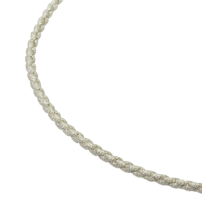 身につける漆 坂本これくしょんの漆のアクセサリーを素敵に輝かせるシルバーカラーのアクセサリー用コード ねじり編紐 ラメ 白銀 マグネット 50cm SAKAMOTO COLLECTION wearable URUSHI pendant cord Twisted braided string lame white silver キラ感がとても上品な使いやすいホワイトシルバー色のペンダントコード、異なる光沢の繊維の組み合わせが華やかで上品な印象、チョーカータイプより少し長めの50cmは襟元のあるお洋服の上からもお楽しみいただける長さ、マグネット式の留め具で着脱しやすいです。 イメージ写真2
