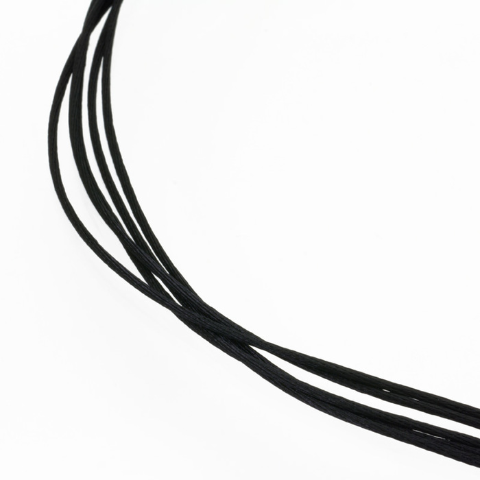 身につける漆 アクセサリーコード 黒 サテン 細 5本コードS マグネット 50cm 坂本これくしょんの漆のアクセサリーを素敵に輝かせるブラックカラーのアクセサリー用コード SAKAMOTO COLLECTION wearable URUSHI pendant cord black Satin 5 strings 幅の細いサテン（レーヨン）のコード5本で作り上げた、ツヤと滑らかな手触りが特長の使いやすいブラックコードは、マグネット式の留め具で着脱しやすく使い勝手の良いコード、コーディネイトの幅がぐっと広がります。 イメージ写真2