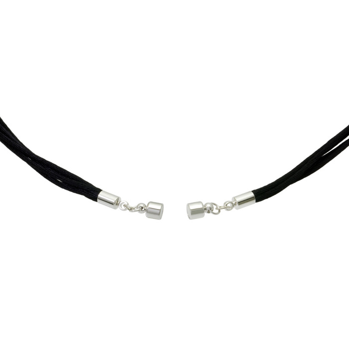 身につける漆 アクセサリーコード 黒 サテン 細 5本コードS マグネット 50cm 坂本これくしょんの漆のアクセサリーを素敵に輝かせるブラックカラーのアクセサリー用コード SAKAMOTO COLLECTION wearable URUSHI pendant cord black Satin 5 strings 幅の細いサテン（レーヨン）のコード5本で作り上げた、ツヤと滑らかな手触りが特長の使いやすいブラックコードは、マグネット式の留め具で着脱しやすく使い勝手の良いコード、コーディネイトの幅がぐっと広がります。 イメージ写真3