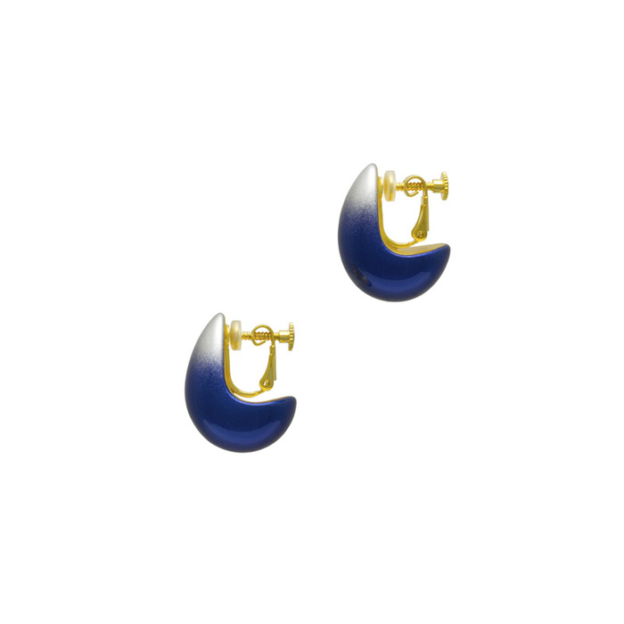 身につける漆 漆のアクセサリー イヤリング 月の勺 コバルト銀ぼかし色 坂本これくしょんの艶やかで美しくとても軽い和木に漆塗りのアクセサリー SAKAMOTO COLLECTION wearable URUSHI accessories earrings Moon Ladle Cobalt Blue オリジナルの奥行き感のあるブルーに蒔絵の技法で銀色粉を蒔いた上品でクールな印象が素敵、フォーマル系の装いからカジュアルなＴシャツなどさまざまなスタイルに調和しパーティなどのシーンにもお使いいただけるアイテムです。 イメージ写真3