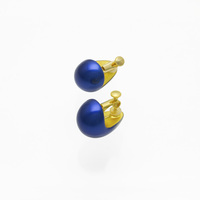 身につける漆 漆のアクセサリー イヤリング 月の勺 コバルト銀ぼかし色 坂本これくしょんの艶やかで美しくとても軽い和木に漆塗りのアクセサリー SAKAMOTO COLLECTION wearable URUSHI accessories earrings Moon Ladle Cobalt Blue オリジナルの奥行き感のあるブルーに蒔絵の技法で銀色粉を蒔いた上品でクールな印象が素敵、フォーマル系の装いからカジュアルなＴシャツなどさまざまなスタイルに調和しパーティなどのシーンにもお使いいただけるアイテムです。 イメージ写真4