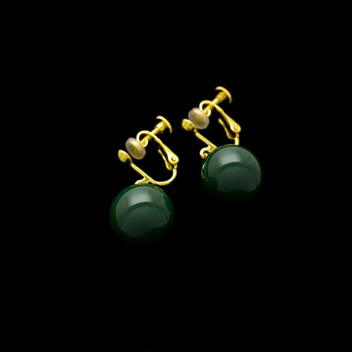 身につける漆 漆のアクセサリー イヤリング 糖蜜珠 深緑色 坂本これくしょんの艶やかで美しくとても軽い和木に漆塗りのアクセサリー SAKAMOTO COLLECTION wearable URUSHI earrings Molasses Jewel Deep green シンプルで使いやすい丸い珠がゆらゆら揺れ品よく大人かわいいを演出、常緑樹の葉などの濃い緑色をイメージしたシックな緑。  #イヤリング #earrings #糖蜜珠 #深緑色 #緑のイヤリング #揺れるイヤリング #軽いイヤリング #耳が痛くない #漆のアクセサリー #身につける漆 #坂本これくしょん #会津  イメージ写真1 