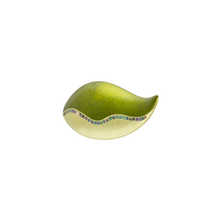 坂本これくしょんの艶やかで美しくとても軽い和木に漆塗りのアクセサリー 身につける漆 ブローチ さかな 螺鈿ライン ピスタチオ色 SAKAMOTO COLLECTION wearable URUSHI Makie brooch Fish mother-of-pearl pistachio green 金箔に繊細な螺鈿ラインが目を惹く蒔絵、ヨーロピアンテイストの艶やかで美しい格調あるグリーンカラー。 イメージ写真3