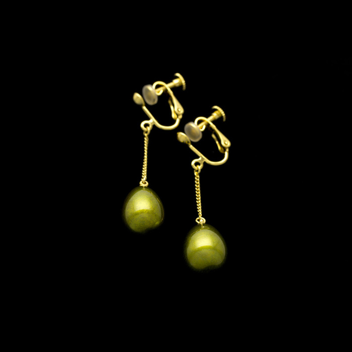 身につける漆 漆のアクセサリー イヤリング ブランコ2.0  花つぼみ ピスタチオ色 坂本これくしょんの艶やかで美しくとても軽い和木に漆塗りのアクセサリー SAKAMOTO COLLECTION wearable URUSHI accessories earrings Blanco Flower Bud Pistachio green ヨーロピアンテイストの格調あるオリジナルグリーン、幾重にも塗り重ねた漆のもつ温かみ、和木の優しさ、温もり軽さ、そして遊び心のあるデザインが印象的、チェーンは揺れが美しく見える長さにこだわりました。  #イヤリング #earrings #ブランコ #Blanco #花つぼみ #FlowerBud #華蜜珠 #箔萌木色 #ピスタチオ色 #PistachioGreen #軽いイヤリング #漆のイヤリング #漆のアクセサリー #漆塗り #耳が痛くない #身につける漆 #坂本これくしょん #会津  メイン写真 