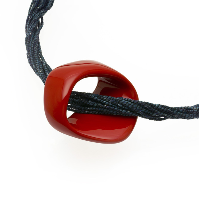 身につける漆 漆のアクセサリー ペンダント 風月 朱色 シルクインディゴ15本コード（50㎝）坂本これくしょんの艶やかで美しくとても軽い和木に漆塗りのアクセサリー SAKAMOTO COLLECTION wearable URUSHI accessories Pendant Fugetsu Vermilion Silk indigo 15 cords 木のブロックから試行錯誤して作り上げたユニークなフォルムの楽しいデザイン、鮮やかでハッとするような朱の艶が魅力、藍色のムラ染めシルクを15本に束ねたコード、マグネット式で着脱が簡単、ブローチとしても使えます。 イメージ写真4