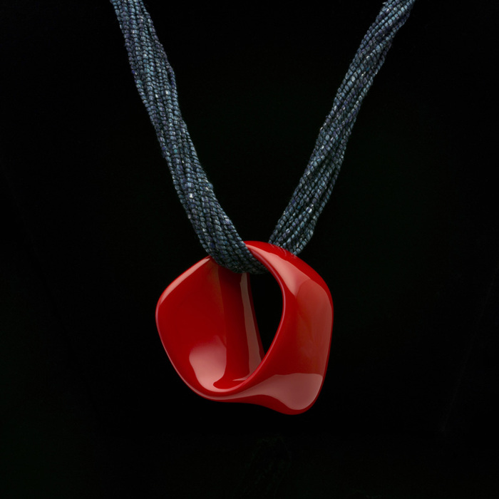 身につける漆 漆のアクセサリー ペンダント 風月 朱色 シルクインディゴ15本コード（50㎝）坂本これくしょんの艶やかで美しくとても軽い和木に漆塗りのアクセサリー SAKAMOTO COLLECTION wearable URUSHI accessories Pendant Fugetsu Vermilion Silk indigo 15 cords 木のブロックから試行錯誤して作り上げたユニークなフォルムの楽しいデザイン、鮮やかでハッとするような朱の艶が魅力、藍色のムラ染めシルクを15本に束ねたコード、マグネット式で着脱が簡単、ブローチとしても使えます。 イメージ写真2