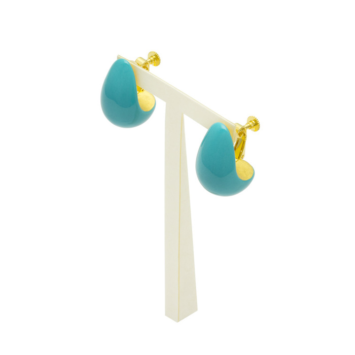 身につける漆 漆のアクセサリー イヤリング 月の勺 エメラルドブルー 坂本これくしょんの艶やかで美しくとても軽い和木に漆塗りのアクセサリー SAKAMOTO COLLECTION wearable URUSHI earrings Moon Ladle emerald blue 上品で爽やかなブルー、耳を包み込むような程よいボリューム感と軽くて着け心地のよさが嬉しい人気。 イメージ写真5