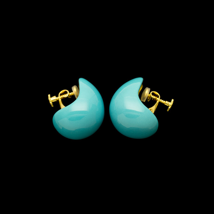 身につける漆 漆のアクセサリー イヤリング 月の勺 エメラルドブルー 坂本これくしょんの艶やかで美しくとても軽い和木に漆塗りのアクセサリー SAKAMOTO COLLECTION wearable URUSHI earrings Moon Ladle emerald blue 上品で爽やかなブルー、耳を包み込むような程よいボリューム感と軽くて着け心地のよさが嬉しい人気。  #イヤリング #earrings #月の勺 #エメラルドブルー #爽やかなブルー #ひよこの形 #軽いイヤリング #耳が痛くない #漆のアクセサリー #身につける漆 #坂本これくしょん #会津  メイン写真 