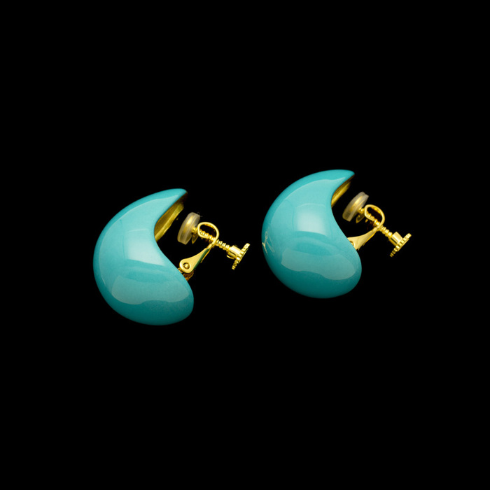 身につける漆 漆のアクセサリー イヤリング 月の勺 エメラルドブルー 坂本これくしょんの艶やかで美しくとても軽い和木に漆塗りのアクセサリー SAKAMOTO COLLECTION wearable URUSHI earrings Moon Ladle emerald blue 上品で爽やかなブルー、耳を包み込むような程よいボリューム感と軽くて着け心地のよさが嬉しい人気。  #イヤリング #earrings #月の勺 #エメラルドブルー #爽やかなブルー #ひよこの形 #軽いイヤリング #耳が痛くない #漆のアクセサリー #身につける漆 #坂本これくしょん #会津  イメージ写真1 