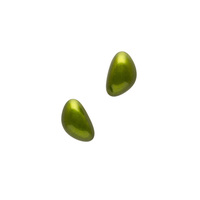 身につける漆 漆のアクセサリー ピアス 月の雫 ピスタチオ色 坂本これくしょんの艶やかで美しくとても軽い和木に漆塗りのアクセサリー SAKAMOTO COLLECTION wearable URUSHI accessories pierece earrings Moon Drop Pistachio Green ヨーロピアンテイストの格調ある人気のオリジナルグリーン、まろやかな曲線で構成されたフォルムはどなたにもフィットする形状、軽くて着け心地のよさとピアスホールに負担がかかりにくく耳が痛くなりにくい事が嬉しい。 イメージ写真2