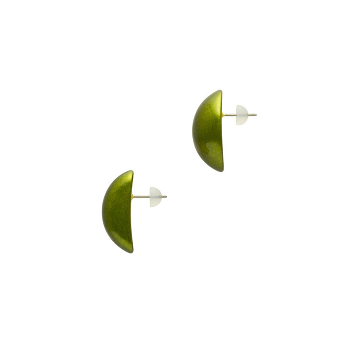 身につける漆 漆のアクセサリー ピアス 月の雫 ピスタチオ色 坂本これくしょんの艶やかで美しくとても軽い和木に漆塗りのアクセサリー SAKAMOTO COLLECTION wearable URUSHI accessories pierece earrings Moon Drop Pistachio Green ヨーロピアンテイストの格調ある人気のオリジナルグリーン、まろやかな曲線で構成されたフォルムはどなたにもフィットする形状、軽くて着け心地のよさとピアスホールに負担がかかりにくく耳が痛くなりにくい事が嬉しい。 イメージ写真3