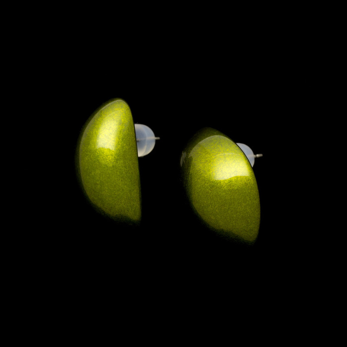身につける漆 漆のアクセサリー ピアス 月の雫 ピスタチオ色 坂本これくしょんの艶やかで美しくとても軽い和木に漆塗りのアクセサリー SAKAMOTO COLLECTION wearable URUSHI accessories pierece earrings Moon Drop Pistachio Green ヨーロピアンテイストの格調ある人気のオリジナルグリーン、まろやかな曲線で構成されたフォルムはどなたにもフィットする形状、軽くて着け心地のよさとピアスホールに負担がかかりにくく耳が痛くなりにくい事が嬉しい。  #ピアス #pierece #earrings #月の雫 #MoonDrop #MoonEarring #ピスタチオ色 #PistachioGreen #GreenEarring #軽いピアス #人気のピアス #漆のピアス #漆のアクセサリー #漆塗り #耳が痛くない #身につける漆 #坂本これくしょん #会津  メイン写真