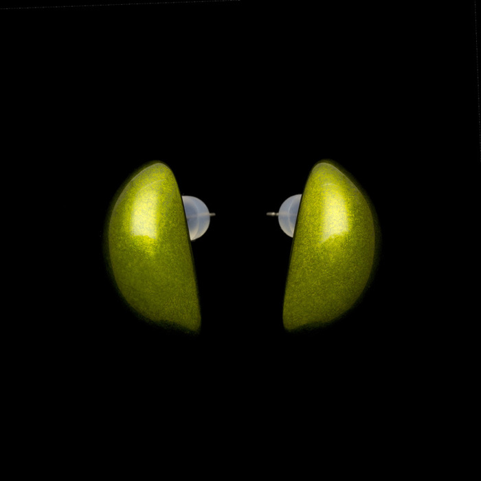 身につける漆 漆のアクセサリー ピアス 月の雫 ピスタチオ色 坂本これくしょんの艶やかで美しくとても軽い和木に漆塗りのアクセサリー SAKAMOTO COLLECTION wearable URUSHI accessories pierece earrings Moon Drop Pistachio Green ヨーロピアンテイストの格調ある人気のオリジナルグリーン、まろやかな曲線で構成されたフォルムはどなたにもフィットする形状、軽くて着け心地のよさとピアスホールに負担がかかりにくく耳が痛くなりにくい事が嬉しい。 イメージ写真6