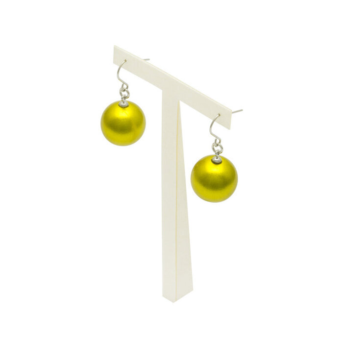 身につける漆 漆のアクセサリー ピアス 糖蜜珠 レモンゴールド色 坂本これくしょんの艶やかで美しくとても軽い和木に漆塗りのアクセサリー SAKAMOTO COLLECTION wearable URUSHI earrings Molasses Jewel Lemon gold キラキラと発色の良い鮮やかなビタミンカラー、ゆらゆら揺れる愛らしいチタンユーロワイヤーピアス。 イメージ写真5