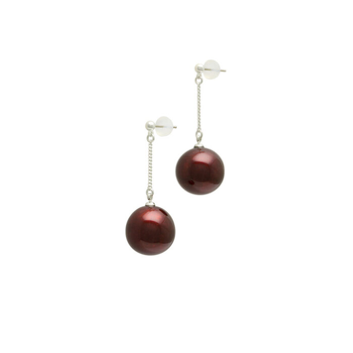 身につける漆 漆のアクセサリー ピアス ブランコ2.0 糖蜜珠 ボルドー色 坂本これくしょんの艶やかで美しくとても軽い和木に漆塗りのアクセサリー SAKAMOTO COLLECTION wearable URUSHI accessories earrings Swing Molasses Jewel Bordeaux Red 艶やかで上品な日本の深紅、ブランコのようにゆらゆらと揺れる愛らしいチタンポストピアス。 イメージ写真4