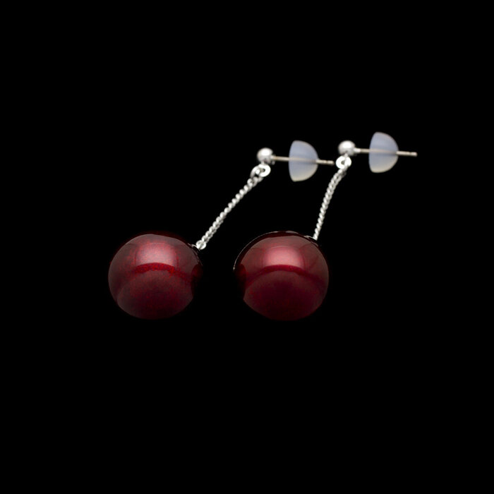 身につける漆 漆のアクセサリー ピアス ブランコ2.0 糖蜜珠 ボルドー色 坂本これくしょんの艶やかで美しくとても軽い和木に漆塗りのアクセサリー SAKAMOTO COLLECTION wearable URUSHI accessories earrings Swing Molasses Jewel Bordeaux Red 艶やかで上品な日本の深紅、ブランコのようにゆらゆらと揺れる愛らしいチタンポストピアス。  #ピアス #earrings #ブランコ #糖蜜珠 #ボルドー色 #深紅色 #揺れるピアス #赤いピアス #軽いピアス #耳が痛くない #漆のアクセサリー #身につける漆 #坂本これくしょん #会津  イメージ写真1 