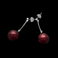 身につける漆 漆のアクセサリー ピアス ブランコ2.0 糖蜜珠 ボルドー色 坂本これくしょんの艶やかで美しくとても軽い和木に漆塗りのアクセサリー SAKAMOTO COLLECTION wearable URUSHI accessories earrings Swing Molasses Jewel Bordeaux Red 艶やかで上品な日本の深紅、ブランコのようにゆらゆらと揺れる愛らしいチタンポストピアス。 イメージ写真6