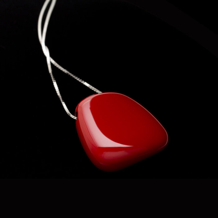 身につける漆 漆のアクセサリー ペンダント 赤紅 朱色 スライド式ボックスチェーンコード 坂本これくしょんの艶やかで美しくとても軽い和木に漆塗りのアクセサリー SAKAMOTO COLLECTION wearable URUSHI pendant necklace Aka Beni red 朱の艶が魅力、丸みを帯びたやさしい波のうねりのようなフォルム、コードは微妙な長さ調節が可能。  #ペンダント #pendant #赤紅 #朱色 #赤いペンダント #軽いペンダント #還暦のお祝い #プレゼント #漆のアクセサリー #身につける漆 #坂本これくしょん #会津  メイン写真