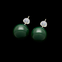 身につける漆 漆のアクセサリー チタンポストピアス 糖蜜珠 深緑色 坂本これくしょんの艶やかで美しくとても軽い和木に漆塗りのアクセサリー SAKAMOTO COLLECTION wearable URUSHI earrings Molasses Jewel Deep green 大人の魅力を引き出すシックな緑、糖蜜のように艶やかな丸い珠が耳元にピタッと寄り添う愛らしいチタンポストピアス。  #ピアス #earrings #Pierce #糖蜜珠 #深緑色 #緑色ピアス #チタンポストピアス #軽いピアス #耳が痛くない #漆のアクセサリー #身につける漆 #坂本これくしょん #会津  イメージ写真1