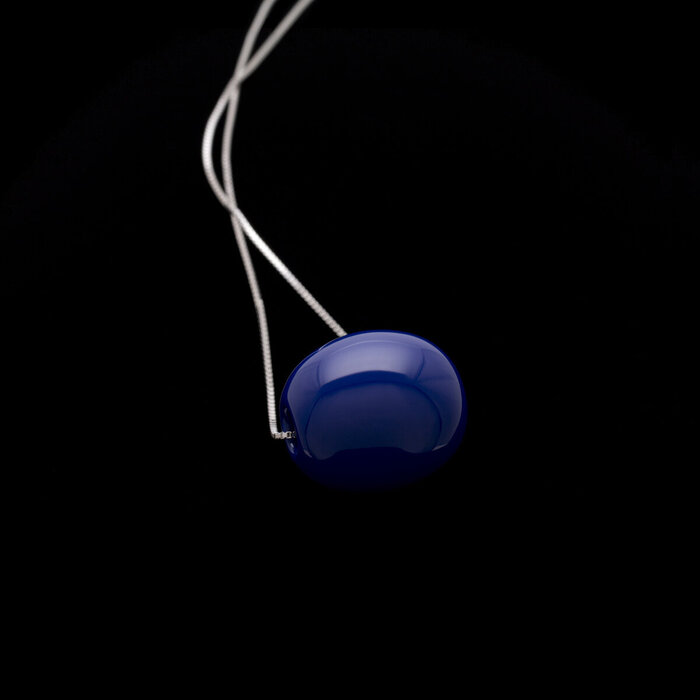 身につける漆 漆のアクセサリー ペンダント つや玉 花紺色 スライド式ボックスチェーンコード 坂本これくしょんの艶やかで美しくとても軽い和木に漆塗りのアクセサリー SAKAMOTO COLLECTION wearable URUSHI pendant TsuYa jewel Deep Blue 胸元を上品に彩るシンプルなデザイン、神秘的で深く美しいブルー、フォーマルからカジュアルなＴシャツまで幅広く活用。  #ペンダント #pendant #つや玉 #花紺色 #青のペンダント #人気のペンダント #軽いペンダント #胸元を上品に彩る #漆のアクセサリー #身につける漆 #坂本これくしょん #会津  メイン写真 