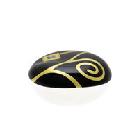 坂本これくしょん 身につける漆 漆のアクセサリー ブローチ やま型 金箔螺鈿 黒色 艶やかで美しくとても軽い和木に漆塗りのアクセサリー SAKAMOTO COLLECTION wearable URUSHI gold makie brooch Mountain Form JetBlack 山の稜線を思わせるような緩やかな凹凸のフォルム、漆黒と蒔絵とのバランスが華やかさを惹き立てる胸元のアイテムです。 イメージ写真4