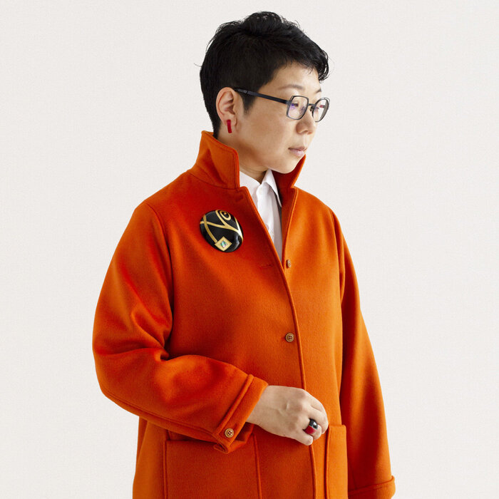 坂本これくしょん 身につける漆 漆のアクセサリー ブローチ やま型 金箔螺鈿 黒色 艶やかで美しくとても軽い和木に漆塗りのアクセサリー SAKAMOTO COLLECTION wearable URUSHI gold makie brooch Mountain Form JetBlack 山の稜線を思わせるような緩やかな凹凸のフォルム、漆黒と蒔絵とのバランスが華やかさを惹き立てる胸元のアイテムです。  #ブローチ #brooch #やま型 #金箔螺鈿 #黒色ブローチ #蒔絵のブローチ #軽いブローチ #木製ブローチ #漆のアクセサリー #身につける漆 #坂本これくしょん #会津 