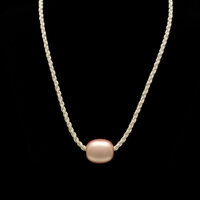 坂本これくしょん 身につける漆 漆のアクセサリー ペンダント 森の実 淡桜色 艶やかで美しくとても軽い和木に漆塗りのアクセサリー SAKAMOTO COLLECTION wearable URUSHI pendant Forest Jewel Pale cherry pink 上品で温かみのあるピーチカラー、つや玉の魅力はそのままに艶やかに美しい光沢が胸元に存在感を与えるアイテムです。 イメージ写真5