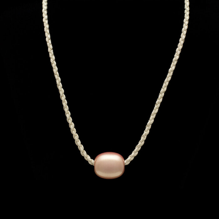 坂本これくしょん 身につける漆 漆のアクセサリー ペンダント 森の実 淡桜色 艶やかで美しくとても軽い和木に漆塗りのアクセサリー SAKAMOTO COLLECTION wearable URUSHI pendant Forest Jewel Pale cherry pink 上品で温かみのあるピーチカラー、つや玉の魅力はそのままに艶やかに美しい光沢が胸元に存在感を与えるアイテムです。 イメージ写真5
