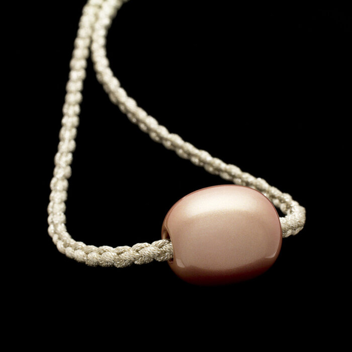 坂本これくしょん 身につける漆 漆のアクセサリー ペンダント 森の実 淡桜色 艶やかで美しくとても軽い和木に漆塗りのアクセサリー SAKAMOTO COLLECTION wearable URUSHI pendant Forest Jewel Pale cherry pink 上品で温かみのあるピーチカラー、つや玉の魅力はそのままに艶やかに美しい光沢が胸元に存在感を与えるアイテムです。 イメージ写真6