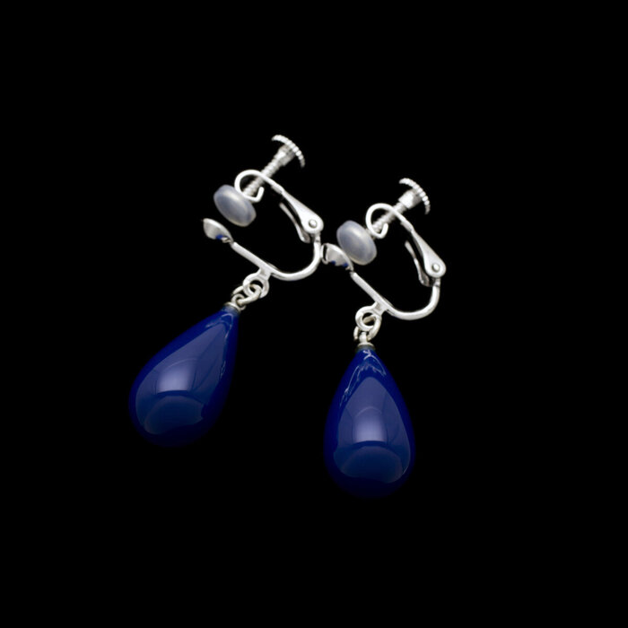 坂本これくしょん 身につける漆 漆のアクセサリー イヤリング 華雫 花紺色 艶やかで美しくとても軽い和木に漆塗りのアクセサリー SAKAMOTO COLLECTION wearable URUSHI earrings Hana Shizuku Gorgeous deep blue 神秘的な深い美しいブルー、耳元でゆらゆら揺れる愛らしさが人気、長い時間つけても痛くなりにくい事が喜ばれています。  #イヤリング #earrings #華雫 #花紺色 #雫の形 #揺れるイヤリング #軽いイヤリング #耳が痛くない #漆のアクセサリー #身につける漆 #坂本これくしょん #会津 
