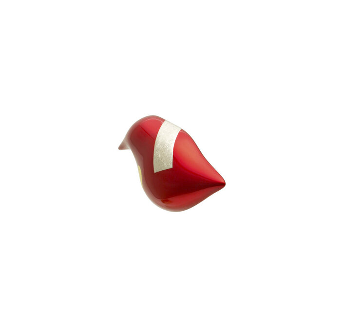 坂本これくしょん 身につける漆 漆のアクセサリー ブローチ 小鳥 唐紅色 艶やかで美しくとても軽い和木に漆塗りのアクセサリー SAKAMOTO COLLECTION wearable URUSHI Makie brooch Small Bird Tang Crimson red 大人の雰囲気を持つ朱色、手のひらに納まるような可愛らしいサイズ感、プラチナ箔と金箔蒔絵でより華やかでクールなイメージに。 イメージ写真2