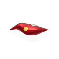 坂本これくしょん 身につける漆 漆のアクセサリー ブローチ 小鳥 唐紅色 艶やかで美しくとても軽い和木に漆塗りのアクセサリー SAKAMOTO COLLECTION wearable URUSHI Makie brooch Small Bird Tang Crimson red 大人の雰囲気を持つ朱色、手のひらに納まるような可愛らしいサイズ感、プラチナ箔と金箔蒔絵でより華やかでクールなイメージに。 イメージ写真3