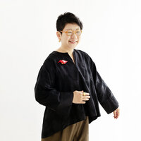坂本これくしょん 身につける漆 漆のアクセサリー ブローチ 小鳥 唐紅色 艶やかで美しくとても軽い和木に漆塗りのアクセサリー SAKAMOTO COLLECTION wearable URUSHI Makie brooch Small Bird Tang Crimson red 大人の雰囲気を持つ朱色、手のひらに納まるような可愛らしいサイズ感、プラチナ箔と金箔蒔絵でより華やかでクールなイメージに。 イメージ写真6