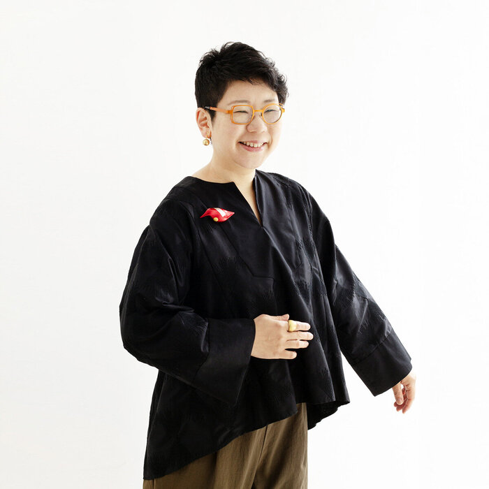坂本これくしょん 身につける漆 漆のアクセサリー ブローチ 小鳥 唐紅色 艶やかで美しくとても軽い和木に漆塗りのアクセサリー SAKAMOTO COLLECTION wearable URUSHI Makie brooch Small Bird Tang Crimson red 大人の雰囲気を持つ朱色、手のひらに納まるような可愛らしいサイズ感、プラチナ箔と金箔蒔絵でより華やかでクールなイメージに。 イメージ写真6