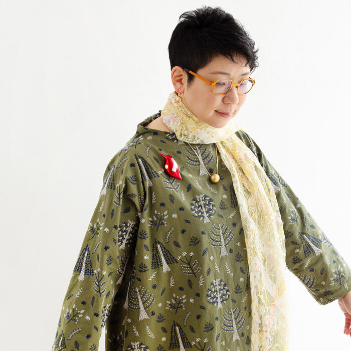 坂本これくしょん 身につける漆 漆のアクセサリー ブローチ 小鳥 唐紅色 艶やかで美しくとても軽い和木に漆塗りのアクセサリー SAKAMOTO COLLECTION wearable URUSHI Makie brooch Small Bird Tang Crimson red 大人の雰囲気を持つ朱色、手のひらに納まるような可愛らしいサイズ感、プラチナ箔と金箔蒔絵でより華やかでクールなイメージに。  #ブローチ #brooch #小鳥 #唐紅色 #プラチナ箔 #金箔 #小鳥のブローチ #蒔絵のブローチ #蒔絵のアクセサリー #漆のアクセサリー #身につける漆 #坂本これくしょん #会津 