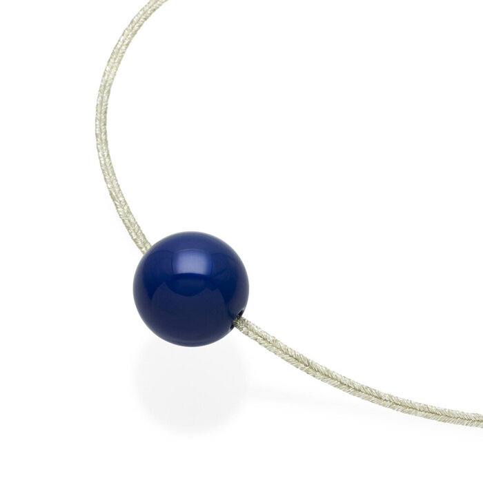 坂本これくしょん 身につける漆 漆のアクセサリー ペンダント 木の実 花紺色 艶やかで美しくとても軽い和木に漆塗りのアクセサリー SAKAMOTO COLLECTION wearable URUSHI pendant Nuts Jewelry Gorgeous deep blue まるでポロッとこぼれるような可愛らしさが魅力、深いブルーが美しく神秘的、上品な輝きのラメ入りコードとの相性も素敵です。 イメージ写真2