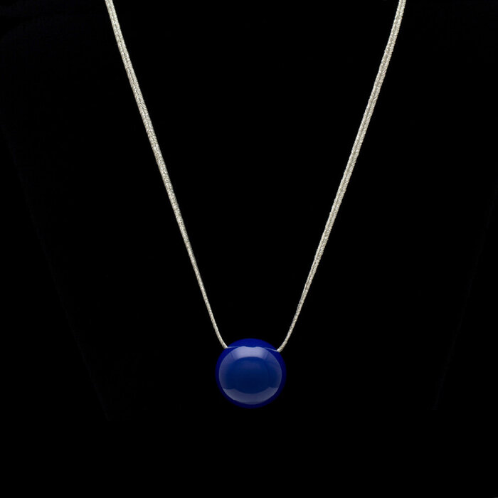 坂本これくしょん 身につける漆 漆のアクセサリー ペンダント 木の実 花紺色 艶やかで美しくとても軽い和木に漆塗りのアクセサリー SAKAMOTO COLLECTION wearable URUSHI pendant Nuts Jewelry Gorgeous deep blue まるでポロッとこぼれるような可愛らしさが魅力、深いブルーが美しく神秘的、上品な輝きのラメ入りコードとの相性も素敵です。 イメージ写真5