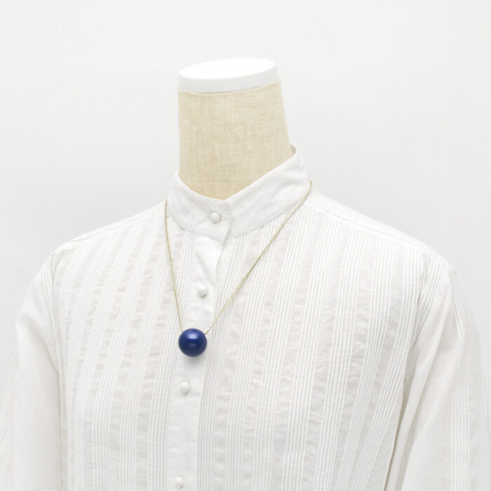 坂本これくしょん 身につける漆 漆のアクセサリー ペンダント 木の実 花紺色 艶やかで美しくとても軽い和木に漆塗りのアクセサリー SAKAMOTO COLLECTION wearable URUSHI pendant Nuts Jewelry Gorgeous deep blue まるでポロッとこぼれるような可愛らしさが魅力、深いブルーが美しく神秘的、上品な輝きのラメ入りコードとの相性も素敵です。 イメージ写真6