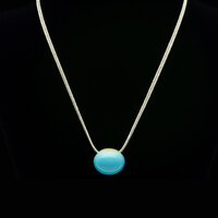 坂本これくしょん 身につける漆 漆のアクセサリー ペンダント あけの実 海辺の色 艶やかで美しくとても軽い和木に漆塗りのアクセサリー SAKAMOTO COLLECTION wearable URUSHI pendant Akenomi Jewel Seaside Blue 小ぶりで可愛らしいフォルムに磁器や七宝のような質感のグラデーションブルー、コードは上品な輝きのラメ入りシルバーカラー。 イメージ写真5