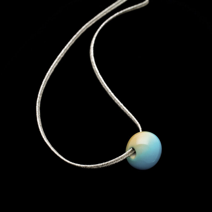 坂本これくしょん 身につける漆 漆のアクセサリー ペンダント あけの実 海辺の色 艶やかで美しくとても軽い和木に漆塗りのアクセサリー SAKAMOTO COLLECTION wearable URUSHI pendant Akenomi Jewel Seaside Blue 小ぶりで可愛らしいフォルムに磁器や七宝のような質感のグラデーションブルー、コードは上品な輝きのラメ入りシルバーカラー。  #ペンダント #pendant #あけの実 #海辺の色 #ブルーペンダント #軽いペンダント #漆のアクセサリー #身につける漆 #坂本これくしょん #会津 