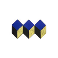 マドマドこれくしょん 蒔絵のアクセサリー 革ブローチ トリックアート 青革 黒革 金箔 高級感あふれる上質な牛革に伝統の技術を生かして作り上げた革のアクセサリー mado mado collection Fantasy MAKIE Leather brooch Trick Art Blue black gold leaf 立方体を３つ並べたようなユニークでポップな愛らしいカタチ、蒔絵の技術を生かし立体感と高級感を感じられるおしゃれなアイテムです。 イメージ写真3
