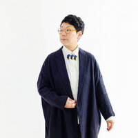 マドマドこれくしょん 蒔絵のアクセサリー 革ブローチ トリックアート 青革 黒革 金箔 高級感あふれる上質な牛革に伝統の技術を生かして作り上げた革のアクセサリー mado mado collection Fantasy MAKIE Leather brooch Trick Art Blue black gold leaf 立方体を３つ並べたようなユニークでポップな愛らしいカタチ、蒔絵の技術を生かし立体感と高級感を感じられるおしゃれなアイテムです。 イメージ写真2