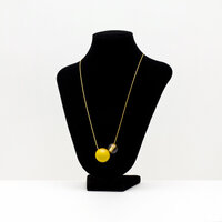 森の宝石 ペンダント 木の実×アクリル ひまわり畑の色 スライド式チェーンコード 坂本これくしょんの艶やかで美しくとても軽い和木に漆塗りのアクセサリー  SAKAMOTO COLLECTION jewel of forest design pendant Nuts & Acrylic Sunflower field Yellow 豊かな大地に咲く太陽のような心癒されるイエローカラーと透明な球体を組み合わせたデザインペンダントです。 イメージ写真4