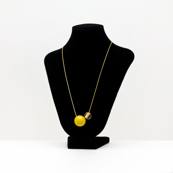 森の宝石 ペンダント 木の実×アクリル ひまわり畑の色 スライド式チェーンコード 坂本これくしょんの艶やかで美しくとても軽い和木に漆塗りのアクセサリー  SAKAMOTO COLLECTION jewel of forest design pendant Nuts & Acrylic Sunflower field Yellow 豊かな大地に咲く太陽のような心癒されるイエローカラーと透明な球体を組み合わせたデザインペンダントです。 イメージ写真4