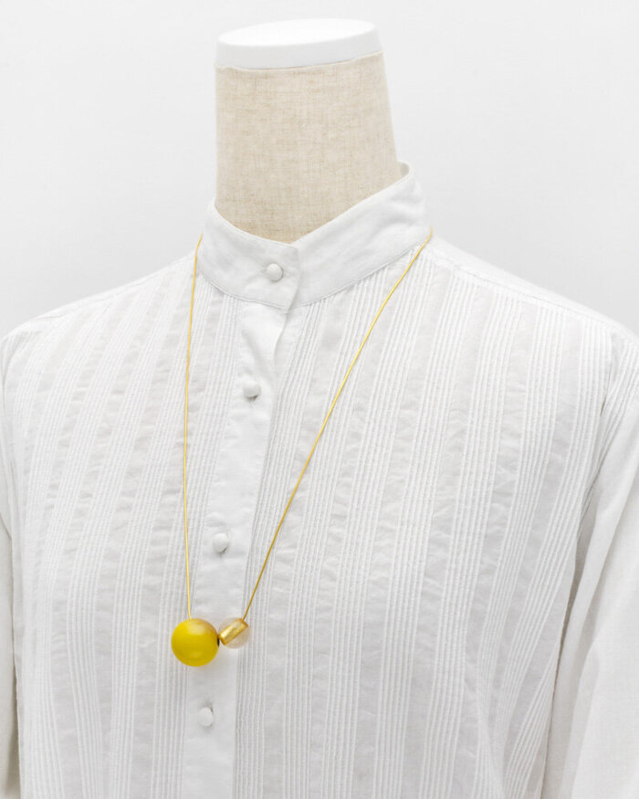 森の宝石 ペンダント 木の実×アクリル ひまわり畑の色 スライド式チェーンコード 坂本これくしょんの艶やかで美しくとても軽い和木に漆塗りのアクセサリー  SAKAMOTO COLLECTION jewel of forest design pendant Nuts & Acrylic Sunflower field Yellow 豊かな大地に咲く太陽のような心癒されるイエローカラーと透明な球体を組み合わせたデザインペンダントです。 イメージ写真6