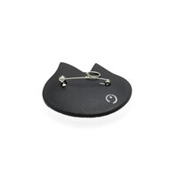 マドマドこれくしょん 蒔絵のアクセサリー 革ブローチ miao ミャオ 水玉 オレンジ色 高級感あふれる上質な牛革に伝統の技術を生かして作り上げた革のアクセサリー mado mado collection Fantasy MAKIE Leather brooch miao Polka dot orange オレンジ革と白革といぶし銀箔をほどこした３種類のアヴァンギャルドな可愛い猫のデザイン、夢のあるポップでユニークな愛らしいアイテムです。 イメージ写真5